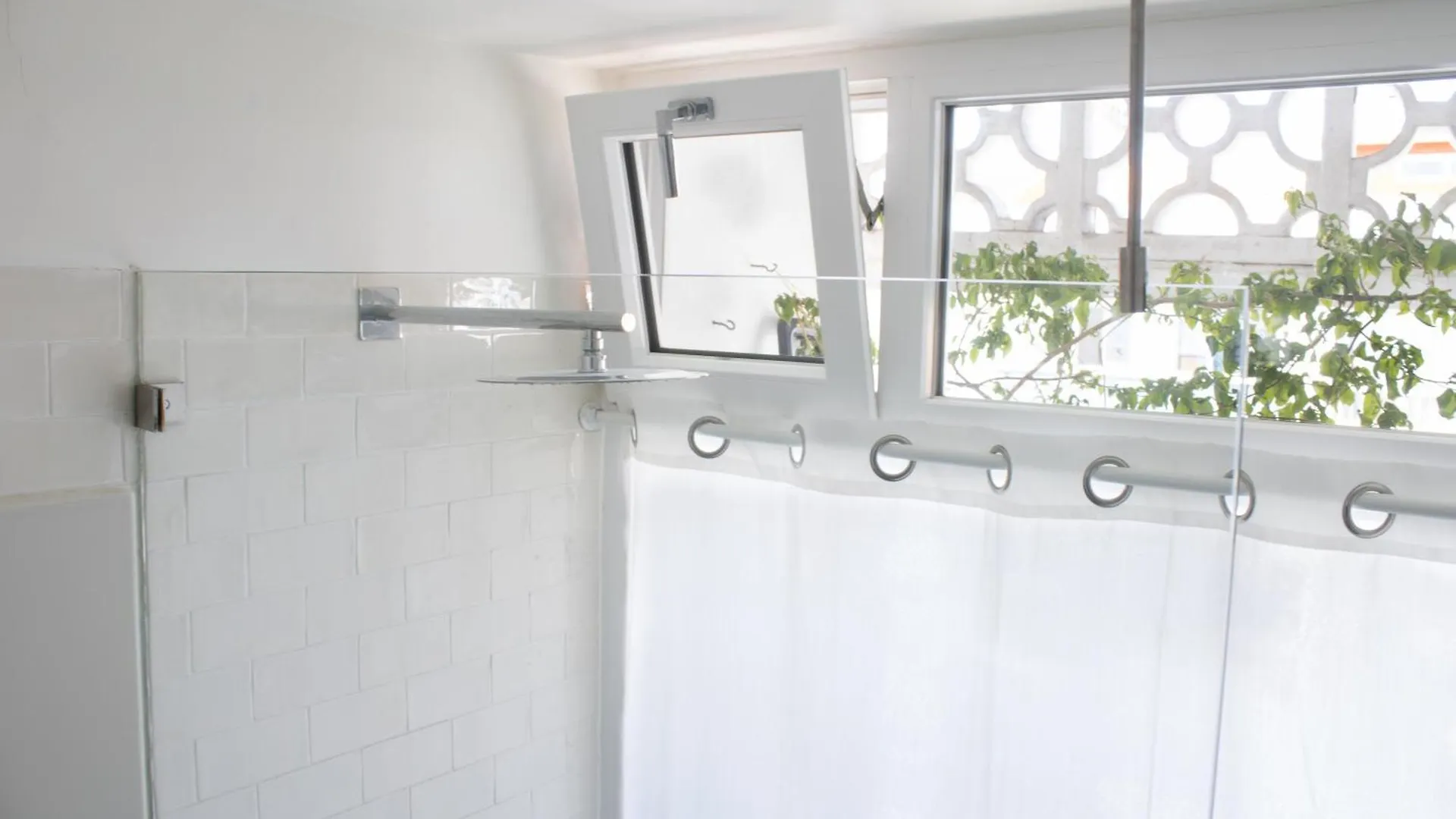 Chambre Avec Salle De Bain Privee Et Balcon Vegetal A Lisbonne Amoreiras Bed & Breakfast